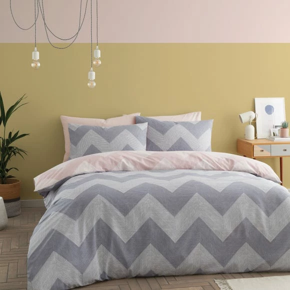 Budget 🎉 Catherine Lansfield Catherine Lansfield Chevron Geo Pink and Grey Duvet Cover and Pillowcase Set Twin Pack 💯 - Image 2